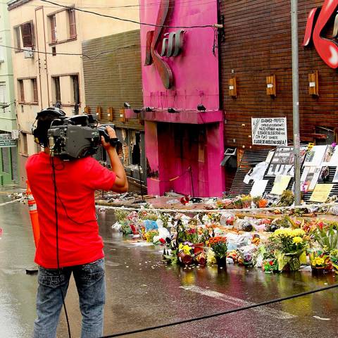 Uma semana após a tragédia, fotografei o reporter cinematográfico gravando imagens externas da Boate Kiss